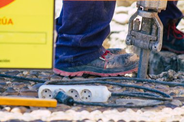 Carmona İspanya 15 Temmuz 2021 Carmona sokaklarında telefon hattını bozan kablolu bir boruyu onarmak için kamu çalışmaktadır.