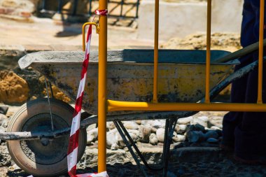 Carmona İspanya 15 Temmuz 2021 Carmona sokaklarında telefon hattını bozan kablolu bir boruyu onarmak için kamu çalışmaktadır.