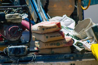 Carmona İspanya 15 Temmuz 2021 Carmona sokaklarında telefon hattını bozan kablolu bir boruyu onarmak için kamu çalışmaktadır.