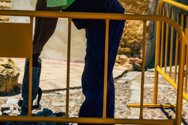 Carmona İspanya 15 Temmuz 2021 Carmona sokaklarında telefon hattını bozan kablolu bir boruyu onarmak için kamu çalışmaktadır.