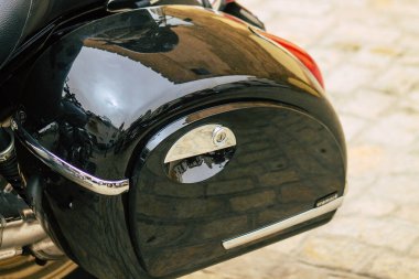 Sevilla İspanya 12 Temmuz 2021 İspanya 'nın güneyindeki Endülüs Bölgesi' nin başkenti ve sembolik Sevilla 'nın şehir merkezindeki bir otoparkta park etmiş bir motosikletin mekaniğine yakın çekim