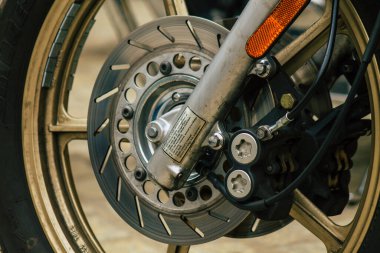 Sevilla İspanya 12 Temmuz 2021 İspanya 'nın güneyindeki Endülüs Bölgesi' nin başkenti ve sembolik Sevilla 'nın şehir merkezindeki bir otoparkta park etmiş bir motosikletin mekaniğine yakın çekim