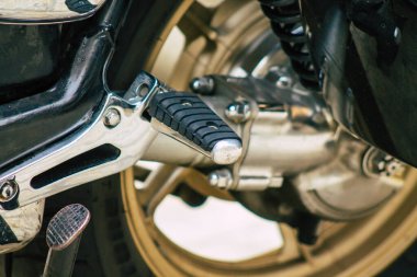 Sevilla İspanya 12 Temmuz 2021 İspanya 'nın güneyindeki Endülüs Bölgesi' nin başkenti ve sembolik Sevilla 'nın şehir merkezindeki bir otoparkta park etmiş bir motosikletin mekaniğine yakın çekim