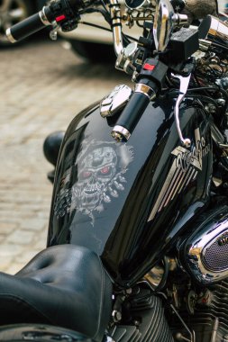 Sevilla İspanya 12 Temmuz 2021 İspanya 'nın güneyindeki Endülüs Bölgesi' nin başkenti ve sembolik Sevilla 'nın şehir merkezindeki bir otoparkta park etmiş bir motosikletin mekaniğine yakın çekim