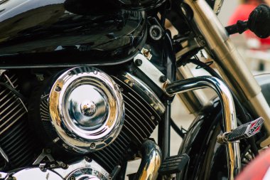 Sevilla İspanya 12 Temmuz 2021 İspanya 'nın güneyindeki Endülüs Bölgesi' nin başkenti ve sembolik Sevilla 'nın şehir merkezindeki bir otoparkta park etmiş bir motosikletin mekaniğine yakın çekim