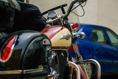 Sevilla İspanya 12 Temmuz 2021 İspanya 'nın güneyindeki Endülüs Bölgesi' nin başkenti ve sembolik Sevilla 'nın şehir merkezindeki bir otoparkta park etmiş bir motosikletin mekaniğine yakın çekim