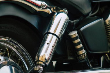 Sevilla İspanya 12 Temmuz 2021 İspanya 'nın güneyindeki Endülüs Bölgesi' nin başkenti ve sembolik Sevilla 'nın şehir merkezindeki bir otoparkta park etmiş bir motosikletin mekaniğine yakın çekim