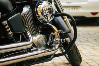 Sevilla İspanya 12 Temmuz 2021 İspanya 'nın güneyindeki Endülüs Bölgesi' nin başkenti ve sembolik Sevilla 'nın şehir merkezindeki bir otoparkta park etmiş bir motosikletin mekaniğine yakın çekim