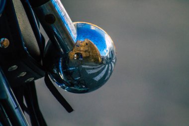 Sevilla İspanya 14 Temmuz 2021 İspanya 'nın güneyindeki Endülüs Bölgesi' nin başkenti ve sembolik Sevilla 'nın şehir merkezindeki bir otoparkta park etmiş bir motosikletin mekaniğine yakın çekim