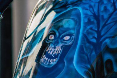 Sevilla İspanya 14 Temmuz 2021 İspanya 'nın güneyindeki Endülüs Bölgesi' nin başkenti ve sembolik Sevilla 'nın şehir merkezindeki bir otoparkta park etmiş bir motosikletin mekaniğine yakın çekim