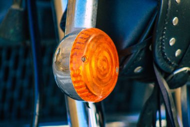 Sevilla İspanya 14 Temmuz 2021 İspanya 'nın güneyindeki Endülüs Bölgesi' nin başkenti ve sembolik Sevilla 'nın şehir merkezindeki bir otoparkta park etmiş bir motosikletin mekaniğine yakın çekim