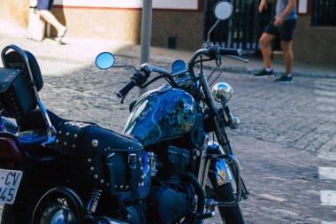 Sevilla İspanya 14 Temmuz 2021 İspanya 'nın güneyindeki Endülüs Bölgesi' nin başkenti ve sembolik Sevilla 'nın şehir merkezindeki bir otoparkta park etmiş bir motosikletin mekaniğine yakın çekim