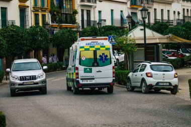 Carmona İspanya 14 Temmuz 2021 Coronavirus salgını sırasında İspanya 'yı vuran Carmona sokaklarından geçen ambulans