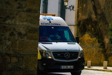 Carmona İspanya 14 Temmuz 2021 Coronavirus salgını sırasında İspanya 'yı vuran Carmona sokaklarından geçen ambulans