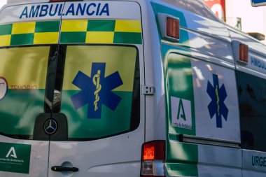 Carmona İspanya 14 Temmuz 2021 Coronavirus salgını sırasında İspanya 'yı vuran Carmona sokaklarından geçen ambulans