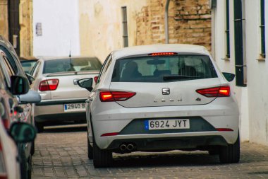 Carmona İspanya 14 Temmuz 2021 Carmona, İspanya 'nın güneyinde, Andalusia bölgesinin başkenti ve sembolik bir şehir olan Carmona' da dar bir sokakta hareket halindedir.