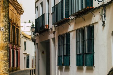 Carmona İspanya 14 Temmuz 2021 Carmona 'da, Avrupa' nın Parlak Yıldızı olarak adlandırılan dar sokaklardaki eski bir evin cephesinde, kasaba tipik bir dar ve dolambaçlı Arap yerleşimi sergiliyor.