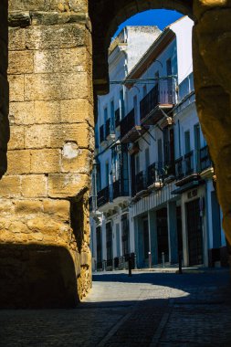 Carmona İspanya 14 Temmuz 2021 Carmona 'da, Avrupa' nın Parlak Yıldızı olarak adlandırılan dar sokaklardaki eski bir evin cephesinde, kasaba tipik bir dar ve dolambaçlı Arap yerleşimi sergiliyor.