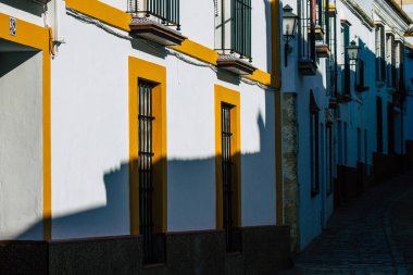 Carmona İspanya 14 Temmuz 2021 Carmona 'da, Avrupa' nın Parlak Yıldızı olarak adlandırılan dar sokaklardaki eski bir evin cephesinde, kasaba tipik bir dar ve dolambaçlı Arap yerleşimi sergiliyor.