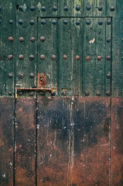 Carmona İspanya 14 Temmuz 2021 'de Carmona' nın dar sokaklarında bulunan Parlak Yıldız adlı eski bir evin kapısının kapatılması, kasabanın tipik bir dar ve dolambaçlı Arap yerleşimini göstermektedir.