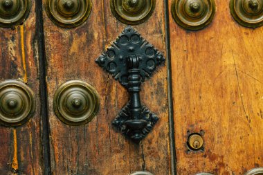 Carmona İspanya 14 Temmuz 2021 'de Carmona' nın dar sokaklarında bulunan Parlak Yıldız adlı eski bir evin kapısının kapatılması, kasabanın tipik bir dar ve dolambaçlı Arap yerleşimini göstermektedir.