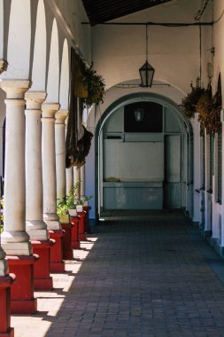 Carmona İspanya 14 Temmuz 2021 'de Avrupa' nın Parlak Yıldızı olarak adlandırılan şehir merkezi sizi uzak bir geçmişe götürecek tipik bir dar ve dolambaçlı Arap yerleşimi gösteriyor.