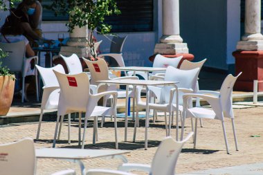 Carmona İspanya 14 Temmuz 2021 Carmona Masası ve Avrupa 'nın Parlak Yıldızı denilen Carmona sokaklarında sandalyeler, şehir tipik bir dar ve dolambaçlı Arap yerleşimini gösteriyor.