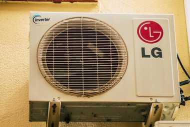 Carmona İspanya 14 Temmuz 2021 'de Carmona sokaklarındaki bir binanın ön cephesinde, şehir tipik bir dar ve dolambaçlı Arap yerleşimi göstermektedir.