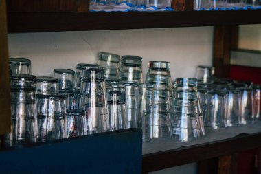 Carmona İspanya 15 Temmuz 2021. El Angelus Divinoteca adlı işletmenin ayrıntıları, bir bakkal ve şarap barı, eski Carmona gıda pazarının içindeki tekil tapas barı, tapas için çok hoş bir teras.