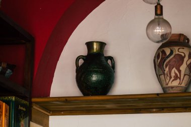 Carmona İspanya 15 Temmuz 2021. El Angelus Divinoteca adlı işletmenin ayrıntıları, bir bakkal ve şarap barı, eski Carmona gıda pazarının içindeki tekil tapas barı, tapas için çok hoş bir teras.