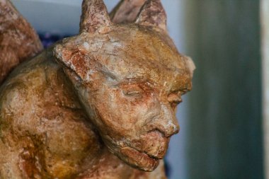 Carmona İspanya 15 Temmuz 2021. El Angelus Divinoteca adlı işletmenin ayrıntıları, bir bakkal ve şarap barı, eski Carmona gıda pazarının içindeki tekil tapas barı, tapas için çok hoş bir teras.