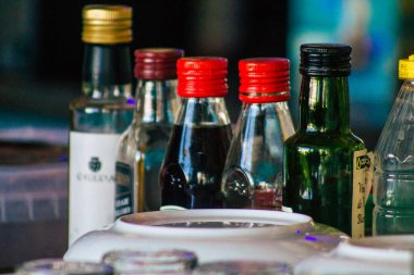 Carmona İspanya 15 Temmuz 2021. El Angelus Divinoteca adlı işletmenin ayrıntıları, bir bakkal ve şarap barı, eski Carmona gıda pazarının içindeki tekil tapas barı, tapas için çok hoş bir teras.