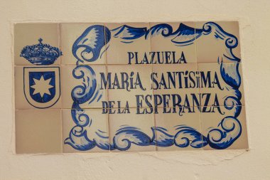 Carmona İspanya 15 Temmuz 2021. Artistique sokak tabelası, Avrupa 'nın Parlak Yıldızı adı verilen tipik dar ve dolambaçlı Carmona kasabasında yol kullanıcılarına bilgi sağlamak için yolun kenarında veya üzerinde dikildi.