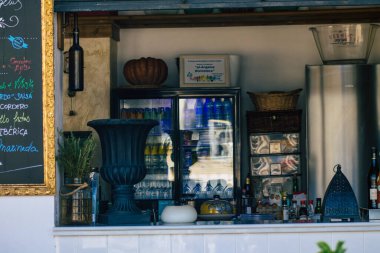 Carmona İspanya 15 Temmuz 2021. El Angelus Divinoteca adlı işletmenin ayrıntıları, bir bakkal ve şarap barı, eski Carmona gıda pazarının içindeki tekil tapas barı, tapas için çok hoş bir teras.