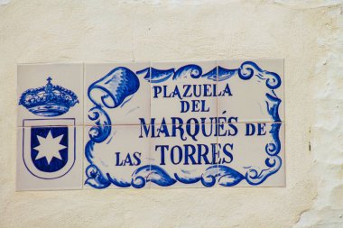 Carmona İspanya 15 Temmuz 2021. Artistique sokak tabelası, Avrupa 'nın Parlak Yıldızı adı verilen tipik dar ve dolambaçlı Carmona kasabasında yol kullanıcılarına bilgi sağlamak için yolun kenarında veya üzerinde dikildi.