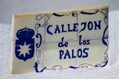 Carmona İspanya 15 Temmuz 2021. Artistique sokak tabelası, Avrupa 'nın Parlak Yıldızı adı verilen tipik dar ve dolambaçlı Carmona kasabasında yol kullanıcılarına bilgi sağlamak için yolun kenarında veya üzerinde dikildi.