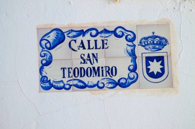 Carmona İspanya 15 Temmuz 2021. Artistique sokak tabelası, Avrupa 'nın Parlak Yıldızı adı verilen tipik dar ve dolambaçlı Carmona kasabasında yol kullanıcılarına bilgi sağlamak için yolun kenarında veya üzerinde dikildi.