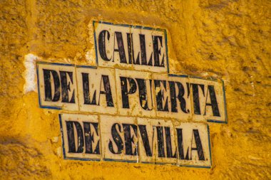 Carmona İspanya 15 Temmuz 2021. Artistique sokak tabelası, Avrupa 'nın Parlak Yıldızı adı verilen tipik dar ve dolambaçlı Carmona kasabasında yol kullanıcılarına bilgi sağlamak için yolun kenarında veya üzerinde dikildi.