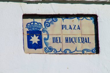 Carmona İspanya 15 Temmuz 2021. Artistique sokak tabelası, Avrupa 'nın Parlak Yıldızı adı verilen tipik dar ve dolambaçlı Carmona kasabasında yol kullanıcılarına bilgi sağlamak için yolun kenarında veya üzerinde dikildi.