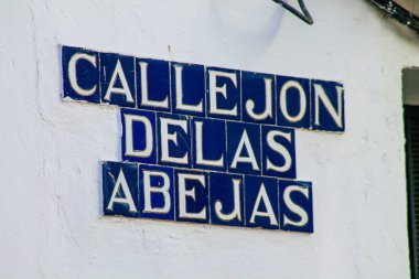 Carmona İspanya 15 Temmuz 2021. Artistique sokak tabelası, Avrupa 'nın Parlak Yıldızı adı verilen tipik dar ve dolambaçlı Carmona kasabasında yol kullanıcılarına bilgi sağlamak için yolun kenarında veya üzerinde dikildi.