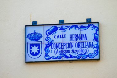 Carmona İspanya 15 Temmuz 2021. Artistique sokak tabelası, Avrupa 'nın Parlak Yıldızı adı verilen tipik dar ve dolambaçlı Carmona kasabasında yol kullanıcılarına bilgi sağlamak için yolun kenarında veya üzerinde dikildi.