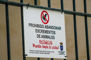 Carmona İspanya 15 Temmuz 2021. Yol tabelası, Avrupa 'nın Parlak Yıldızı adı verilen dar ve dolambaçlı Carmona kasabasında yol kullanıcılarına bilgi sağlamak için yolun kenarında veya üzerinde dikildi.