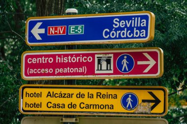 Carmona İspanya 15 Temmuz 2021. Yol tabelası, Avrupa 'nın Parlak Yıldızı adı verilen dar ve dolambaçlı Carmona kasabasında yol kullanıcılarına bilgi sağlamak için yolun kenarında veya üzerinde dikildi.