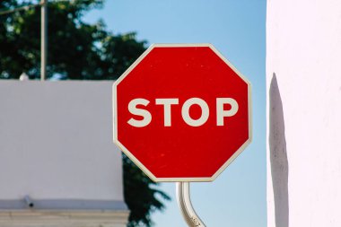 Carmona İspanya 15 Temmuz 2021. Yol tabelası, Avrupa 'nın Parlak Yıldızı adı verilen dar ve dolambaçlı Carmona kasabasında yol kullanıcılarına bilgi sağlamak için yolun kenarında veya üzerinde dikildi.