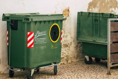 Carmona İspanya 15 Temmuz 2021 'de Avrupa' nın Parlak Yıldızı olarak adlandırılan Carmona sokaklarında bulunan çöp konteyneri, tipik bir dar ve dolambaçlı Arap yerleşimini gösteriyor.