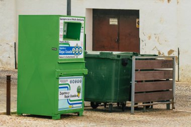 Carmona İspanya 15 Temmuz 2021 'de Avrupa' nın Parlak Yıldızı olarak adlandırılan Carmona sokaklarında bulunan çöp konteyneri, tipik bir dar ve dolambaçlı Arap yerleşimini gösteriyor.