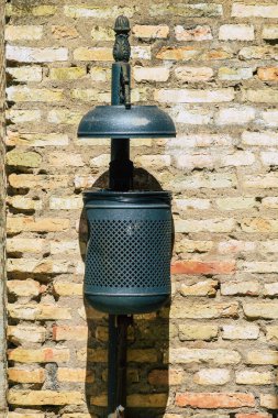 Carmona İspanya 15 Temmuz 2021 'de Avrupa' nın Parlak Yıldızı olarak adlandırılan Carmona sokaklarında bulunan çöp konteyneri, tipik bir dar ve dolambaçlı Arap yerleşimini gösteriyor.