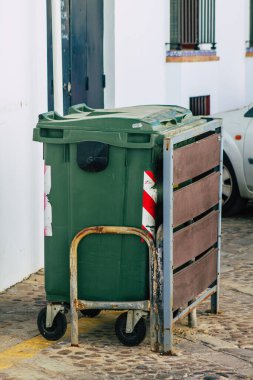 Carmona İspanya 15 Temmuz 2021 'de Avrupa' nın Parlak Yıldızı olarak adlandırılan Carmona sokaklarında bulunan çöp konteyneri, tipik bir dar ve dolambaçlı Arap yerleşimini gösteriyor.