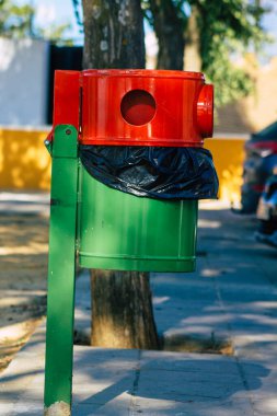 Carmona İspanya 15 Temmuz 2021 'de Avrupa' nın Parlak Yıldızı olarak adlandırılan Carmona sokaklarında bulunan çöp konteyneri, tipik bir dar ve dolambaçlı Arap yerleşimini gösteriyor.