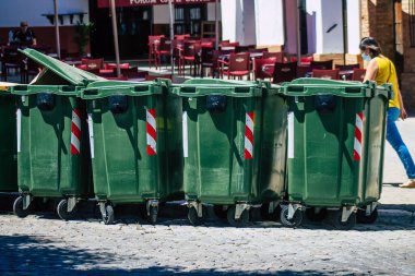 Carmona İspanya 15 Temmuz 2021 'de Avrupa' nın Parlak Yıldızı olarak adlandırılan Carmona sokaklarında bulunan çöp konteyneri, tipik bir dar ve dolambaçlı Arap yerleşimini gösteriyor.